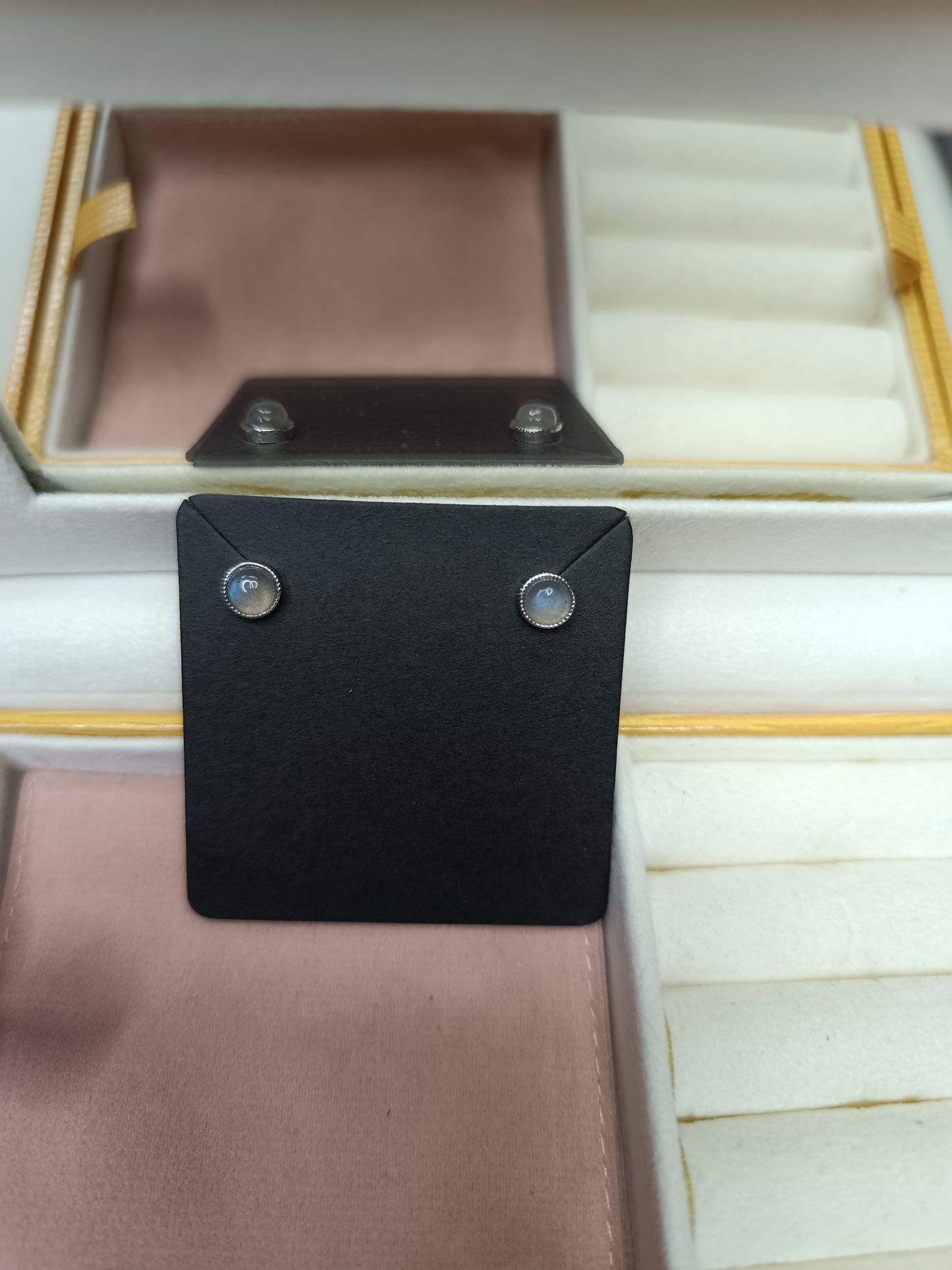 Orecchini a bottone rotondi in Labradorite