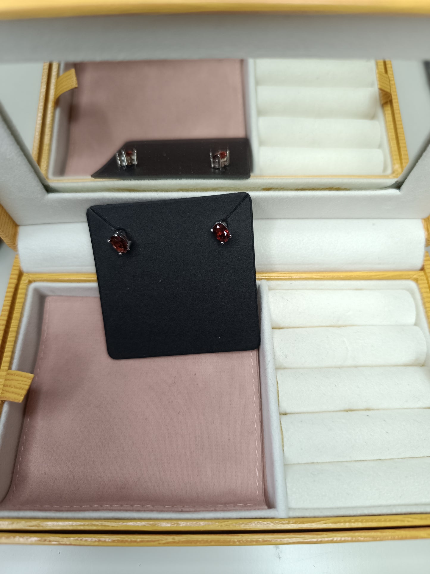 Orecchini Solitari in Granato Rosso