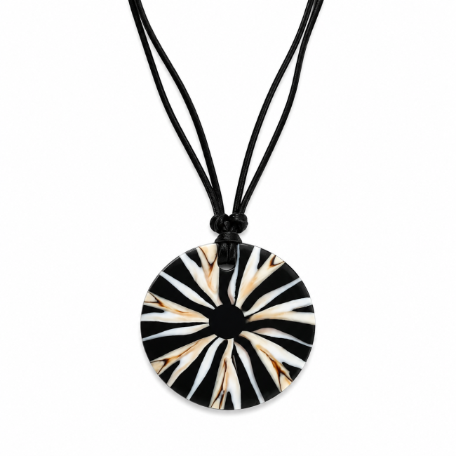 Collana in madreperla su cordino di velluto