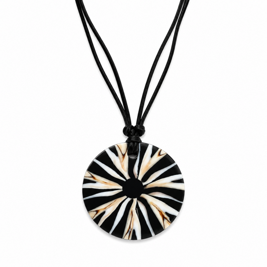 Collana in madreperla su cordino di velluto