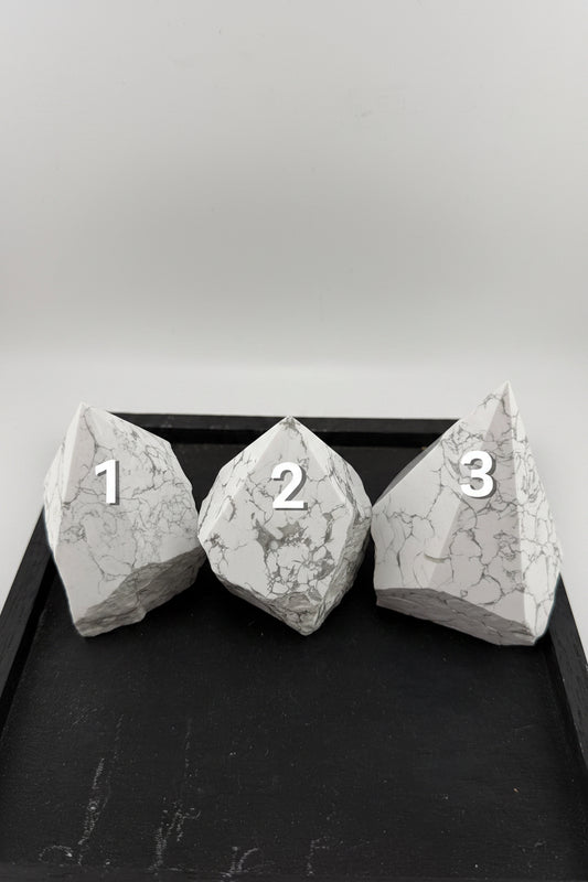 Punta semilevigata howlite