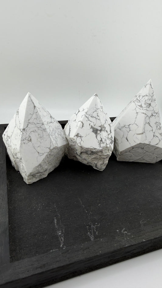 Punta semilevigata howlite
