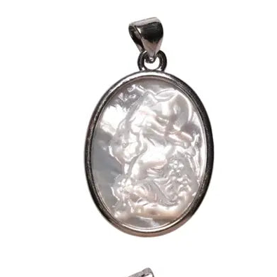 Ciondolo con gatto intagliato e decorato in madreperla